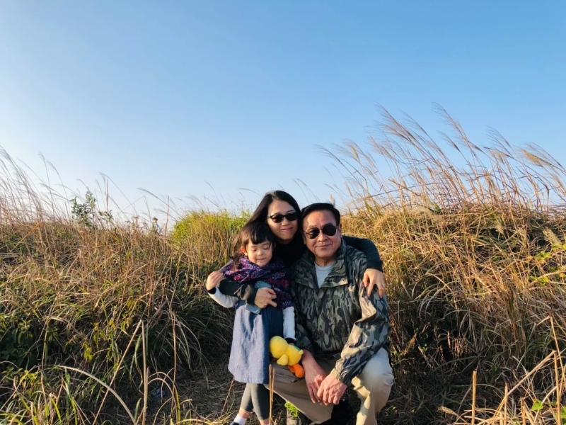 尔冬升对女友同女儿合照。